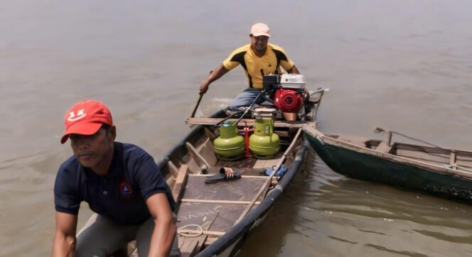 
					MELAUT: Nelayan tradisional di Lumajang sedang melaut menggunakan perahu berbahan bakar LPG 3 Kilogram. (foto: Asmadi).