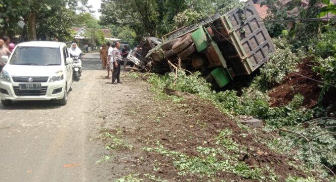 
					LAKA TUNGGAL: Kondisi dump truk usai oleng di jalan raya Tutur - Purwodadi Pasuruan. (foto: Moh. Rois).