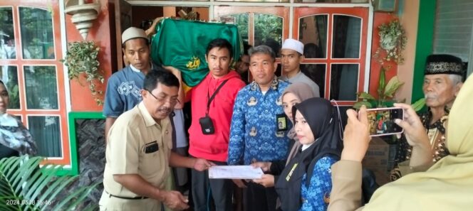 
					MENINGGAL: Serah terima jenazah almarhumah Muri Siama dari Disnaker Kabupaten Probolinggo ke pihak keluarga. (foto: Ali Ya'lu).