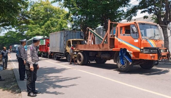 
					LAKA BERUNTUN: Empat kendaraan terlibat kecelakaan sekaligus di Kota Pasuruan. (foto: Moh. Rois).