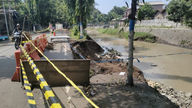 
					
RUSAK: Garis pembatas dipasang di lokasi ambrolnya TPT Kali Kertosono di Kelurahan Sidomukti, Kecamatan Kraksaan. (foto: Ali Ya'lu).