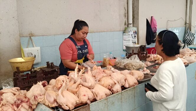 
					MAHAL: Pedagang ayam potong di Pasar Tradisional Lumajang sedang melayani pembeli. (foto: Asmadi).