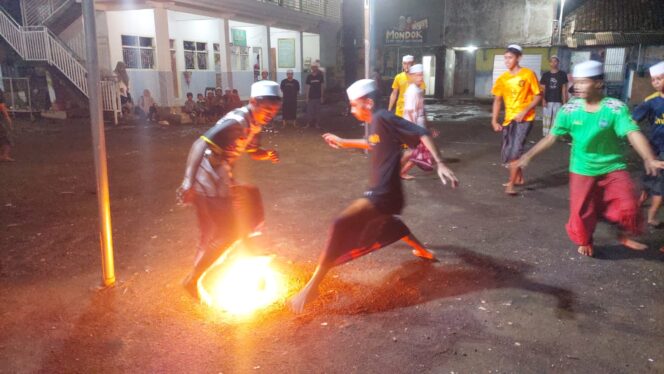 
					SERU: Para santri PP. Bani Rancang saat bermain sepakbola api di halaman pesantren. (foto: Hafiz Rozani).