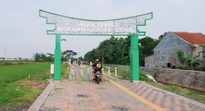 
					TEROBOS: Pemotor nekat masuk jogging track yang baru dibangun Pemkot Probolinggo. (foto: Hafiz Rozani).