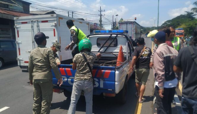 
					LAKA TUNGGAL: Motor korban dipindahkan dari lokasi kejadian agar tidak menggangu arus lalu lintas. (foto: Moh. Rois).