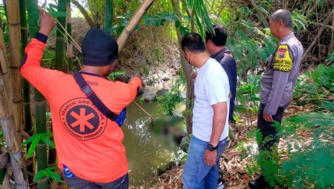 
					DITEMUKAN: Petugas gabungan saat menemukan jasad N-H di aliran sungai di Pandaan, Kab. Pasuruan. (foto: Moh. Rois).