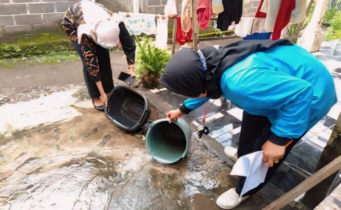 
					CEGAH DBD: Salah satu gerakan Pemberantasan Sarang Nyamuk (PSN) yang dimasifkan Pemkab Lumajang untuk mencegah DBD. (foto: Dok)