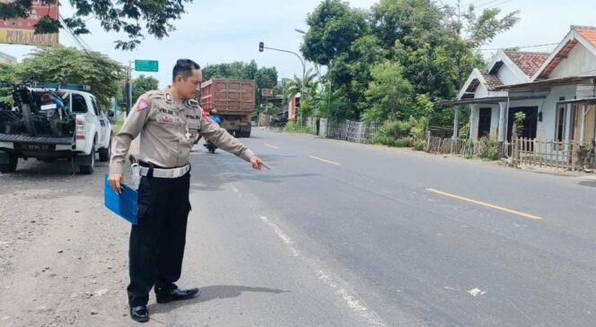 
					OLAH TKP: Anggota Satlantas Polres Probolinggo mendatangi lokasi kecelakaan di jalur Pantura Paiton. (foto: Ali Ya'lu).