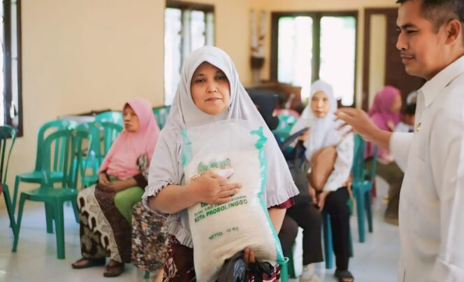 
					BANSOS: Seorang warga kurang mampu di Kelurahan Wiroborang, Kec. Mayangan, Kota Probolinggo, saat menerima bantuan sosial. (foto: FB Kelurahan Wiroborang).