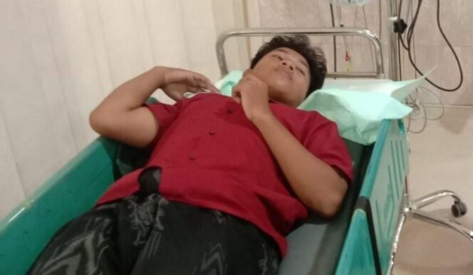 
					MEMBAIK: Korban semburan ular kona, Riski Maulana (14), saat menjalani perawatan medis. (foto: Moh. Rois).