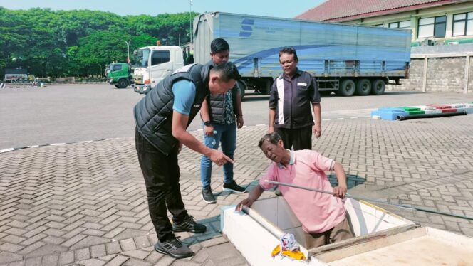 
					SIDAK: Anggota Satreskrim Polres Pasuruan memeriksa tangki penampungan BBM di kawasan Bangil. (foto: Moh. Rois).