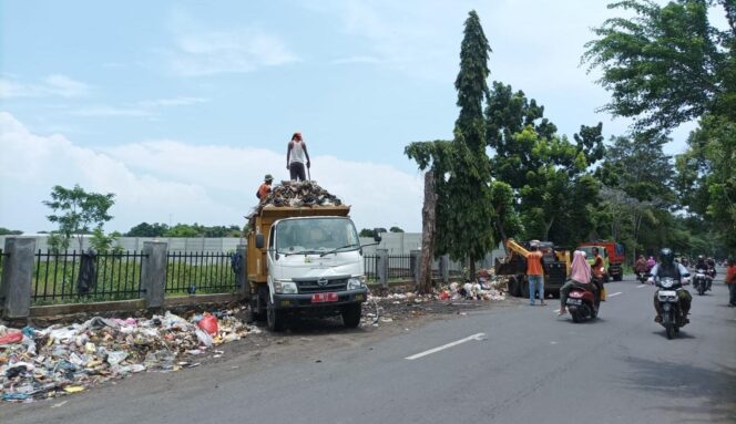 
					
ANGKUT: Petugas kebersihan dari DLH Kabupaten Probolinggo sedang membersihkan sampah di TPS Kraksaan Wetan. (Foto: dok)