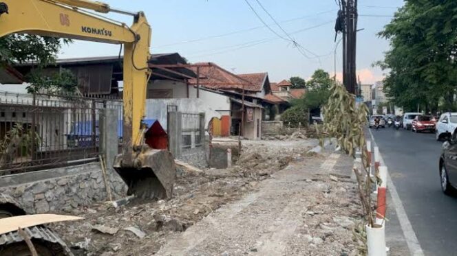 
					DILEBARKAN: Proses pelebaran jalur Lumajang - Malang via jalan raya Pronojiwo. (foto: Asmadi).