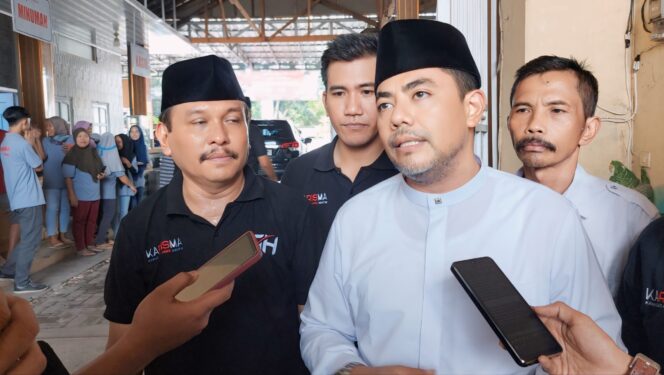 
					SOSOK IDAMAN: Pengasuh PP. Zainul Hasan Genggong, Gus Haris (depan, tengah) saat diwawancarai wartawan, beberapa waktu lalu. (foto: dokumen).