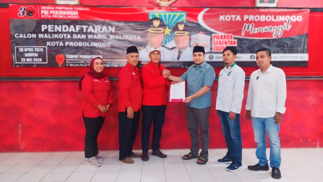 
					DAFTAR: Ketua DPC PKB Kota Probolinggo menunjukkan formulis pendaftaran calon walikota bersama Ketua Tim Lima Panitia Pendaftaran DPC PDI Perjuangan Kota Probolinggo. (foto: Hafiz Rozani).