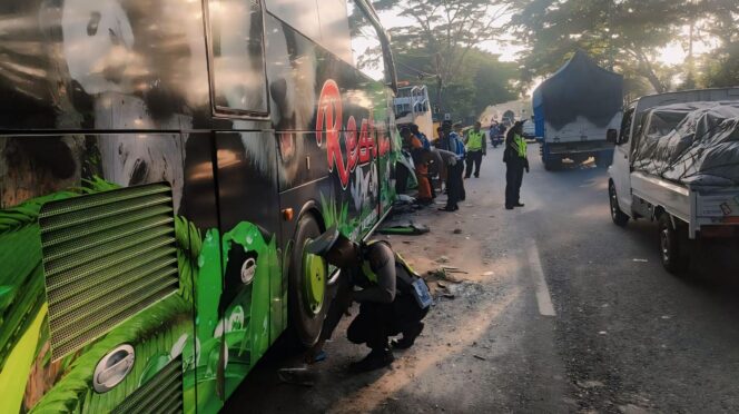 
					OLAH TKP: Anggota Satlantas Polres Pasuruan melakukan olah TKP di lokasi kecelakaan Bus Restu vs Dump Truk. (foto: Moh. Rois).