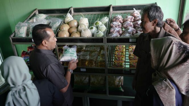 
					CEGAH INFLASI: Pj Walikota Probolinggo, Nurkholis memeriksa komoditas yang dijual di Kopi Siaga (Istimewa).