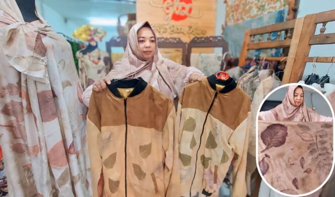 
					KREATIF: Perajin Batik Eco Print, Rina Setiowati menunjukkan batik hasil produksinya. (foto: Hafiz Rozani).