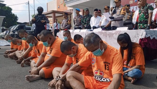 
					RILIS: Polres Pasuruan Kota saat mengungkap dua kasus menonjol. (foto: Moh. Rois)