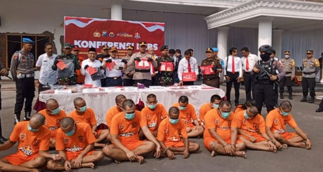 
					UNGKAP KASUS: Polres Pasuruan Kota saat merilis hasil operasi pekat selama Ramadhan. (foto: Moh. Rois).