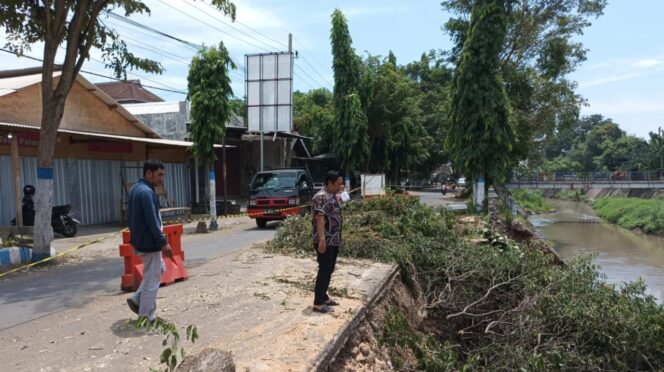 
					PANTAU: Yahya, Kepala UPT PJSDA pada DPUPR Kabupaten Probolinggo saat mengecek lokasi ambrolnya TPT Kali Kertosono. (foto: Ali Ya'lu)