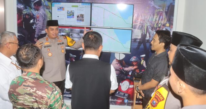 
					CEK: Kapolres dan Forkopimda Kab. Probolinggo mengecek kesiapan layanan posko mudik lebaran 2024, beberapa hari yang lalu. (foto: Bag. Humas Polres Probolinggo).