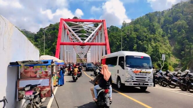 
					RAMAI: Jembatan Gladak Lumajang dipadati warga saat arus balik lebaran 2024. (foto: Asmadi).