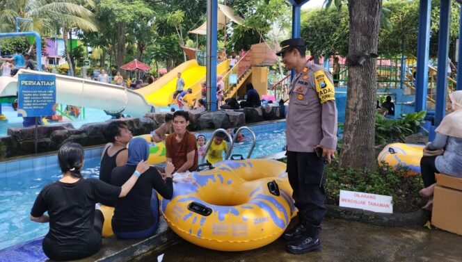 
					SIAGA: Seorang anggota polisi di Kabupaten Pasuruan mengawasi objek wisata yang mengalami peningkatan kunjungan selama libur lebaran. (foto: Moh. Rois).