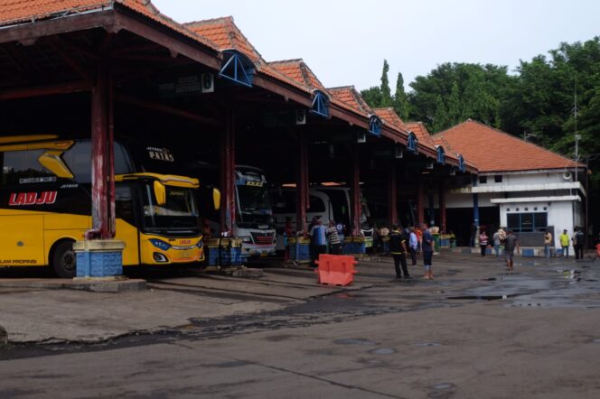 
					RAMAI: Suasana keramaian angkutan lebaran di Terminal Bayuangga Kota Probolinggo. (foto: Hafiz Rozani)