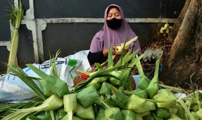 
					KUPATAN: Penjual selongsong ketupat di Lumajang banjir pesanan seiring tradisi kupatan pada 7 hari pasca lebaran. (foto: Asmadi).