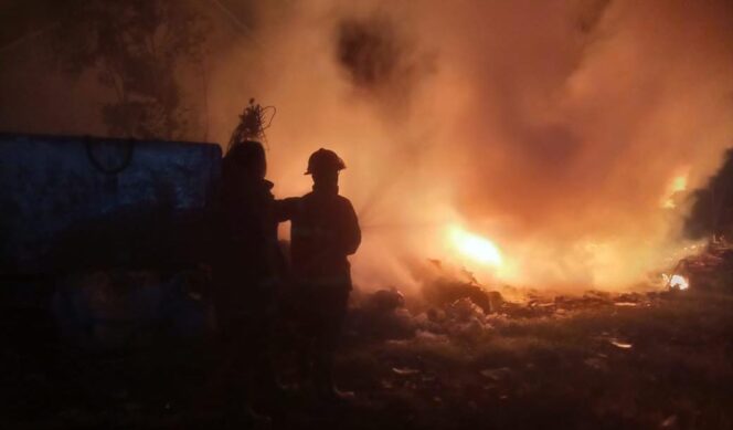 
					TERBAKAR: Petugas Damkar Kota Probolinggo melakukan pemadaman agar api tidak menjalar ke pemukiman. (foto: Hafiz Rozani).