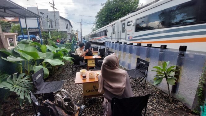 
					SENSASI LANGKA: Pengunjung Kafe D'Javu menikmati kopi saat kereta api melintas. (foto: Hafiz Rozani).