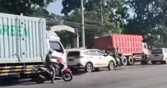 
					Tangkapan layar video saat Goweser menabrak truk mogok dari arah belakang. (Kreator: Moh. Rois).