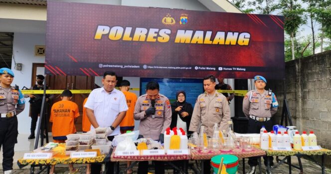 
					TERBONGKAR: Satreskoba Polres Malang merilis hasil ungkap kasus pasca menggerebek rumah produksi narkona di Pandaan, Kab. Pasuruan. (foto: Moh. Rois).