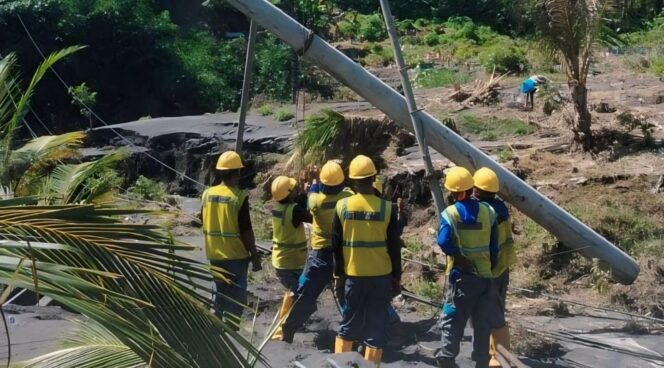 
					NORMALISASI: Petugas PLN sedang memperbaiki saluran listrik yang putus akibat tiang rusak diterjang banjir lahar hujan Gunung Semeru di Lumajang. (foto: istimewa).