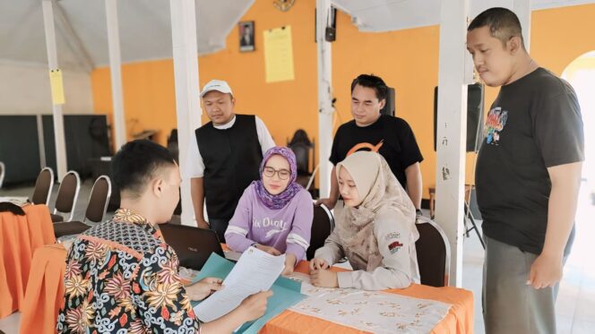 
					REKRUTMEN: Anggota dan karyawan KPU Kabupaten Probolinggo bersiap menerima pendaftaran tenaga AdHoc  Pemilukada 2024. (foto: Ali Ya'lu).