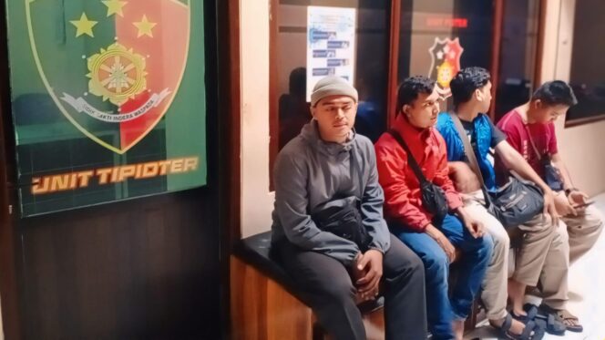 
					LAPOR POLISI: Nur Hadi Wicaksono (tengah, jaket merah) didampingi rekan-rekannya,. melapor ke Polres Lumajang. (foto: Asmadi).