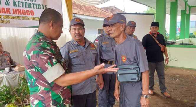 
					DILATIH: Danramil Wonoasih memberi pelatihan kepada sejumlah anggota Linmas. (foto: Hafiz Rozani).