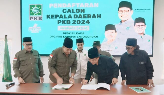 
					DAFTAR: Mantan Kajari Kabupaten Pasuruan, Ramdhanu Dwiyantoro, ikut ambil bagian dengan mendaftarkan diri sebagai bakal calon Bupati Pasuruan di Kantor DPC PKB Kabupaten Pasuruan,  Kamis, (25/4/24) siang. (foto: 