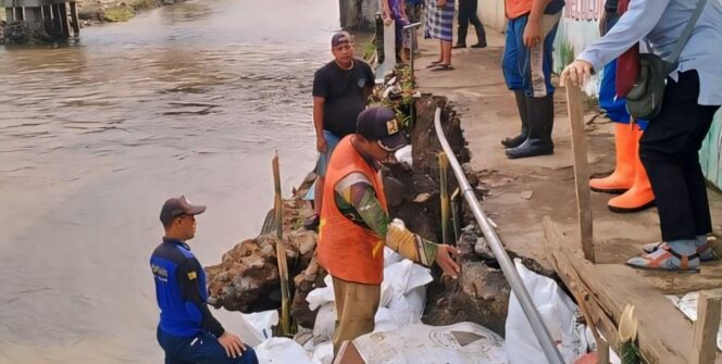 
					NORMALISASI: Proses normalisasi sungai yang dilakukan Pemkab Lumajang. (foto: Asmadi).