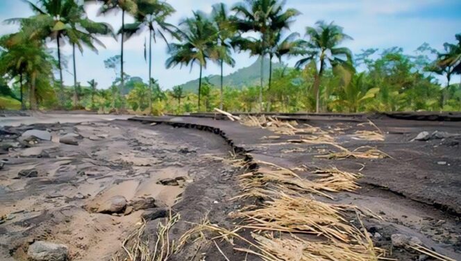 
					TERDAMPAK: Hamparan lahan pertanian terdampak lahar hujan Semeru sehingga tidak bisa dimanfaatkan petani. (foto: Asmadi).