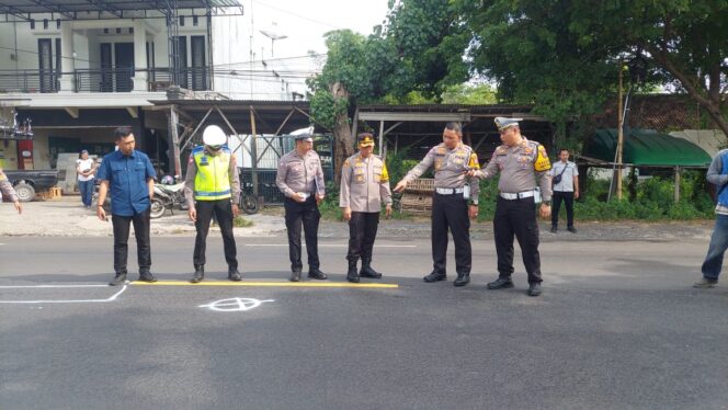 
					OLAH TKP: Dirlantas Polda Jatim, Kapolres dan Kasatlantas Polres Probolinggo Kota memimpin olah TKP laka moge. (foto: Hafiz Rozani)