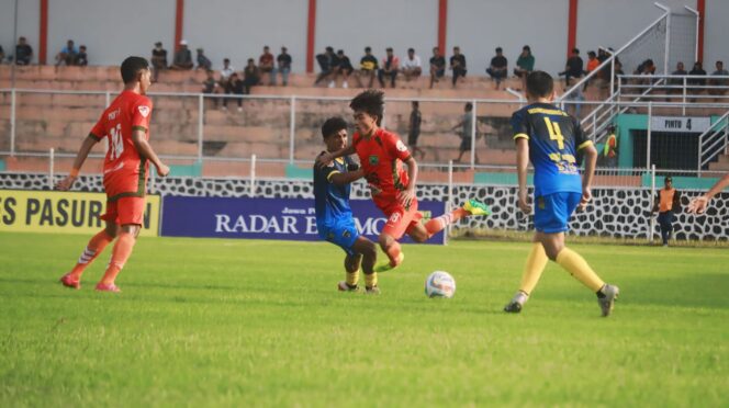 
					MENANG: Pemain Persekabpas Kabupaten Pasuruan (jersey oranye) saat meladeni pemain Mangiwang FC dalam lanjutan babak penyisihan grup Liga 3 Nasional 2024. (foto: Moh. Rois).