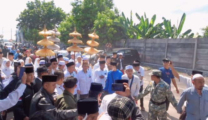 
					BACABUP: Iring-iringan massa mengantarkan Gus Mujib, mendaftarkan diri sebagai Bakal Calon Bupati (Bacabup) di Kantor DPC PKB Kabupaten Pasuruan, Rabu (1/5/24). 