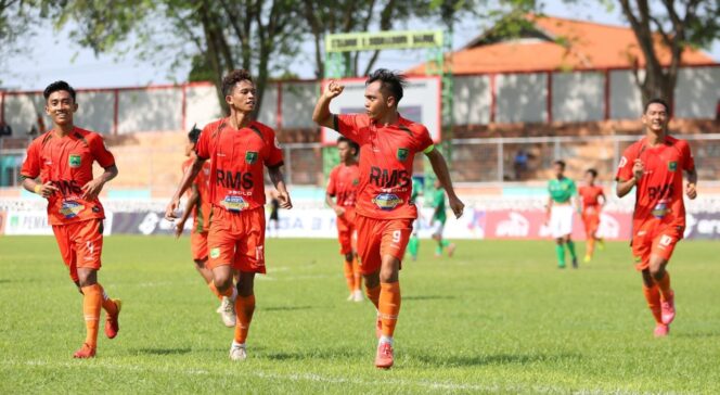 
					SELEBRASI: Pemain Persekabpas Pasuruan merayakan gol yang dicetak ke gawang Persimuba Banyuasin. (foto: Moh. Rois).