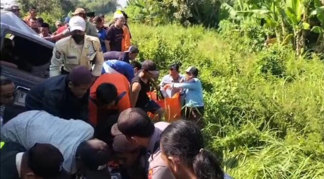 
					BERTAMBAH: Proses evakuasi korban meninggal laka KA Pandalungan Vs Toyota Kijang di Rejoso, Pasuruan. (foto: Moh. Rois).