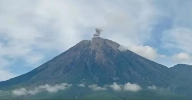 
					Gunung Semeru di Kabupaten Lumajang pasca mengalami erupsi. (foto: Asmadi).