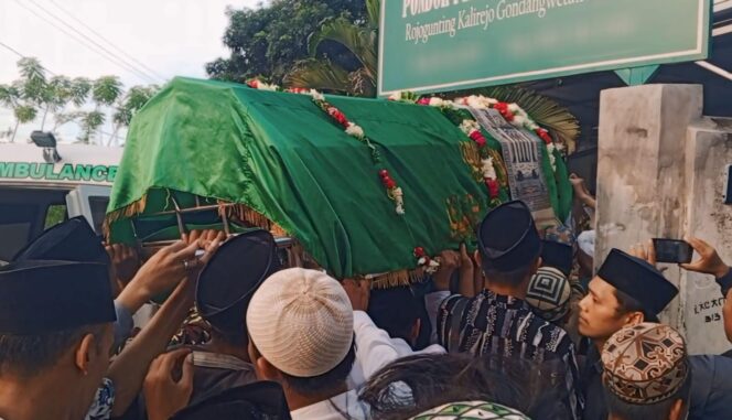 
					DIMAKAMKAN: Proses pemakaman Aidah Mahfudz (60) di Desa Kalirejo, Kecamatan Gondang Wetan, Kabupaten Pasuruan. (foto: Moh. Rois)