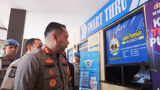 
					CEK: Kapolres Pasuruan, AKBP Teddy Chandra, mengecek pelayanan Samsat Bangil usai peluncuran Smart Thru. (foto: Moch. Rois).