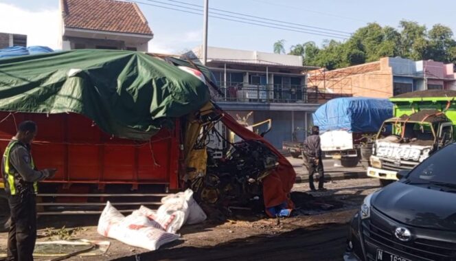 
					RINGSEK: Dua truk yang terlibat Tabrakan di Jalur pantura Bangil, Pasuruan, berada di tengah jalan. (foto: Moh. Rois).